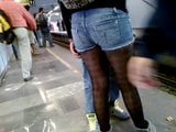 Linda chica en el metro con calzoncillos y medias snapshot 2