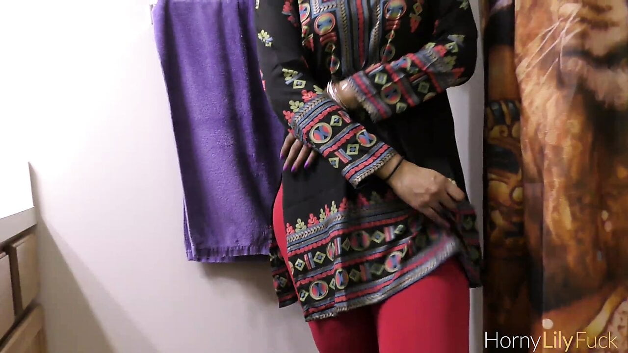 Tamil Sexy Aunty Showing Her Big Ass Booty For Sex