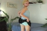 Eine ziemlich sexy blonde MILF snapshot 1