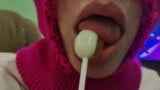 Linda chica chupando una dulce piruleta (chupa chups)! snapshot 3