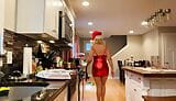 Danielle Dubonnet - matură sexy de 65 de ani gătind în rochie roșie strâmtă și tocuri snapshot 17