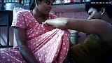 Istri rumah tangga desa India berciuman pantat snapshot 9