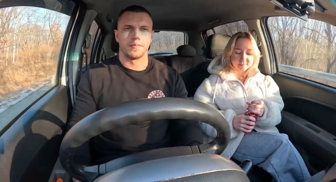 Ich gab einer anderen reisenden eine mitfahrgelegenheit und fickte sie