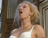 Немецкая блондинка в чулках заполняет рот после жесткого шпиля snapshot 10