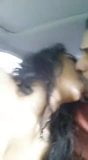 Percintaan pasangan miang dalam kereta – menghisap buah dada dan blowjob snapshot 3