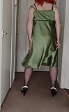 Crossdresser seksi dalam gaun slip satin hijau snapshot 2