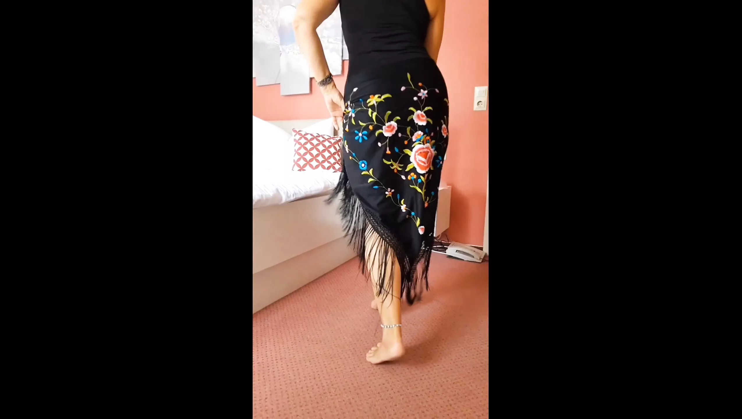 Selena在赤脚走路后的姿势和性爱 | xHamster