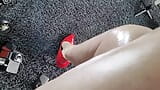 मिस होने के नाते और लाल ऊँची एड़ी के जूते में मेरे पैरों के साथ खेलना snapshot 8
