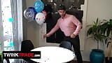 Des beau-pères excités récompensent leurs jeunes garçons mignons pour leurs anniversaires avec une soirée surprise snapshot 2