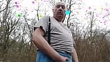 Gewagte masturbation von dem fetten typen mit schnurrbart im wald! snapshot 1