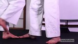 Dua karateka muda telanjang di bawah kimono mereka snapshot 6
