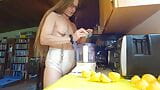 मेरे फ्लॉपी छोटे स्तनों के साथ रसोई में बस कुछ नींबू पानी बना रही है। snapshot 4