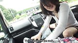 Wilde japanische milf mit bolzen ans - öffentliches auto und waldsex snapshot 11