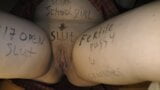 Kinky Teen Schulmädchen mit großen Titten bekommt schmutzigen Body Writing snapshot 10