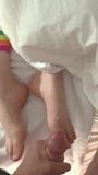Éjaculation sur les pieds sexy de ma femme! snapshot 2