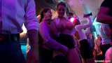 Chicas bisexuales follando en el club snapshot 10