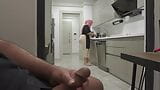 Une soubrette en hijab au cul énorme m'a surpris en train de me branler dans la cuisine. snapshot 5