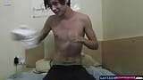 Un simpatico ragazzo del college gioca con il suo cazzo twink caldo snapshot 1