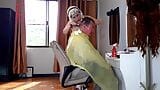 Salon dla nudystów. salon fryzjerski pani w fartuchu. aparat. klient jest zaskoczony. scena 2 snapshot 6
