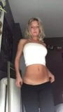 21-jährige Blondine strippt, um diesen sexy Körper zu zeigen snapshot 2