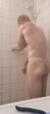 Chico musculoso toma una ducha y corte de pelo rápido snapshot 16
