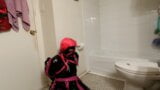 Sissy servantes dans la salle de bain snapshot 16