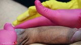 Nouveau traitement de beauté - branlette à 4 mains avec des gants en latex snapshot 4