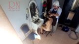 Câmera na barbearia nua. cabeleireiro faz senhora se despir para cortar o cabelo. barbeiro, nudismo. cam 2 snapshot 8