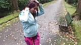 Rondborstig studentenmeisje Expressiagirl vingert en komt klaar buitenshuis training in openbaar park onder de regen! snapshot 1