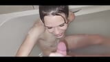 Una zorra en el baño dándome una corrida de paja con el pie snapshot 16