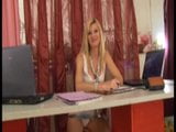 Une salope blonde mature baise au bureau snapshot 2