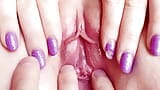 Extremo close-up de um dedo na buceta molhada snapshot 2