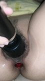 Une MILF se masturbe avec un plug anal snapshot 1