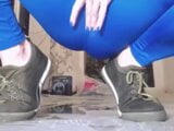 Modré kalhoty a sexy stříkání. fetišská hra na kameru snapshot 3