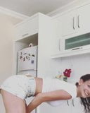 Non nahá hezká dívka tančí ve své kuchyni snapshot 2