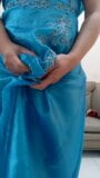Vergnügen mit satinblauem langem Kleid snapshot 10
