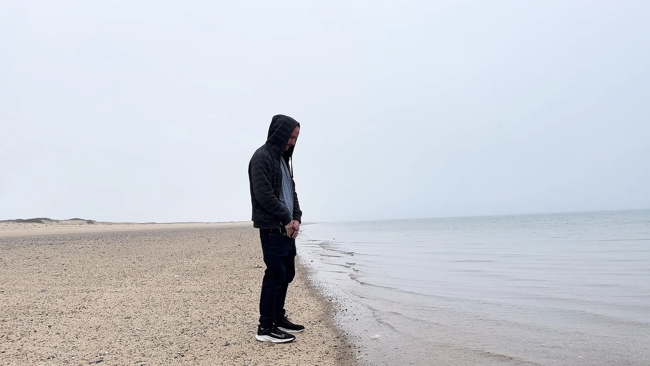 ビーチの海でおしっこ | xHamster