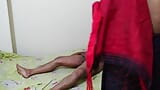 Η σέξι μητριά Γκουτζαράτι Ντέσι γαμιέται άγρια με το θετό γιο της με χειροπέδες στο κρεβάτι - Ινδή milf που φοράει χιτζάμπ καβαλάει snapshot 1