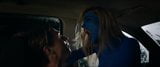 Emma rigby (festival) mengendarai ayam berpakaian seperti smurf snapshot 5