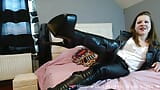 Vends-ta-culotte-vernedering door sexy dominatrix in leren kleding snapshot 5