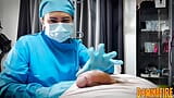 Sadistisches Krankenschwester quält gefesselten Patienten mit Katheter snapshot 4