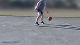 Basketbal spelen op een openbaar veld met mijn pik te zien, hoepels schietend snapshot 9