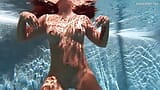 Ragazza grassa Puzan Bruhova piacere del nuoto snapshot 9
