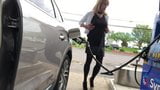 Wilde Paula an der Tankstelle mit Kleid mit Reißverschluss und Show-Off snapshot 8