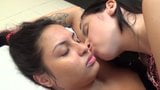 Brasileño lesbianas lamiendo y beso cara snapshot 6