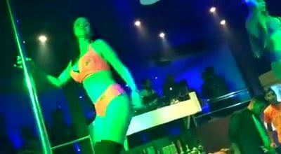 Claudia Vasquez mueve su culazo en discoteca