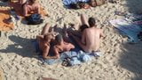 Gruppe von Typen, die Sex am Strand haben snapshot 2