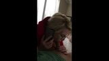Soția infidelă suge pula în timp ce vorbește la telefon snapshot 3