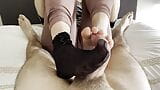 Footjob em meias de nylon snapshot 2