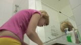 Kebersihan pagi gadis remaja di kamar mandi snapshot 3